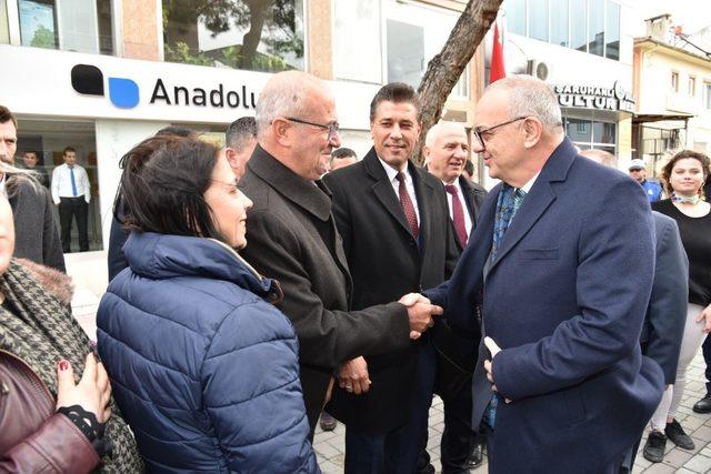 Başkan Ergün Saruhanlı’da çiçekle karşılandı