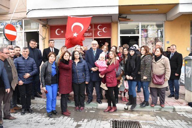 Başkan Ergün Saruhanlı’da çiçekle karşılandı