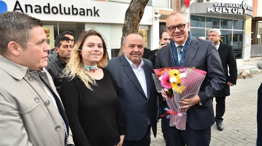 Başkan Ergün Saruhanlı’da çiçekle karşılandı