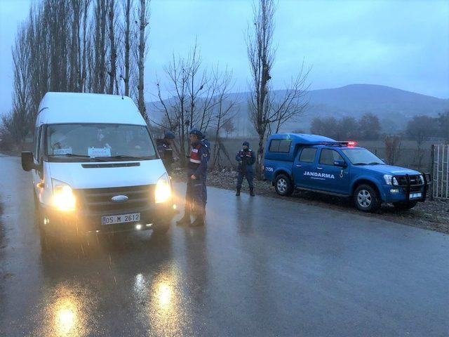 Amasya’da jandarma ekipleri okul servislerini denetledi