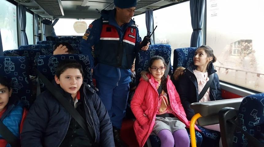 Amasya&rsquo;da jandarma ekipleri okul servislerini denetledi