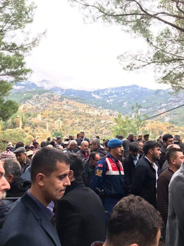 Kamyonetin duvara sıkıştırdığı minik Arda, toprağa verildi