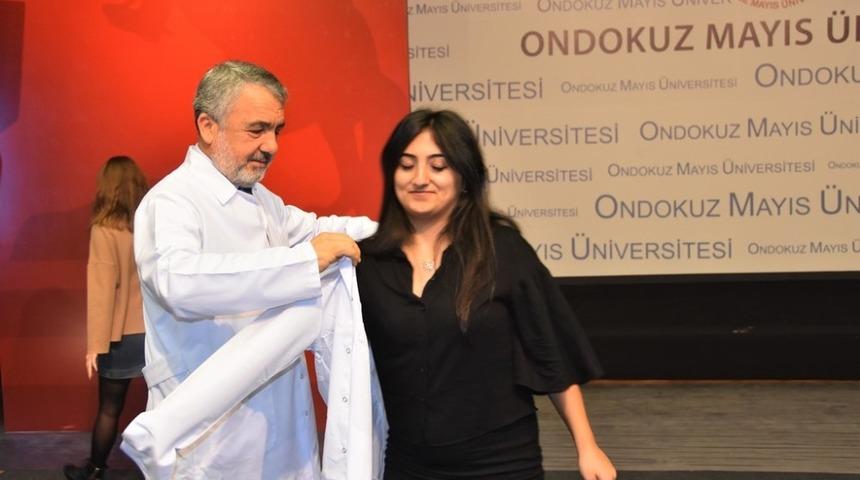 OM&Uuml; Diş Hekimliği Fak&uuml;ltesinde beyaz &ouml;nl&uuml;k giyme sevinci