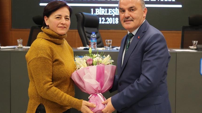 Başkan G&uuml;rlesin kadın meclis &uuml;yelerini unutmadı