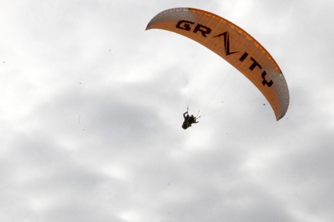 İngiliz gazeteciler paraş&uuml;tle u&ccedil;tu