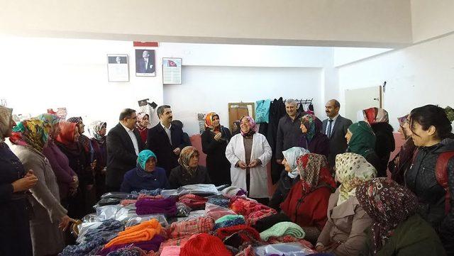 Elazığ’da kadınlar, yetim ve mülteciler için örüyor