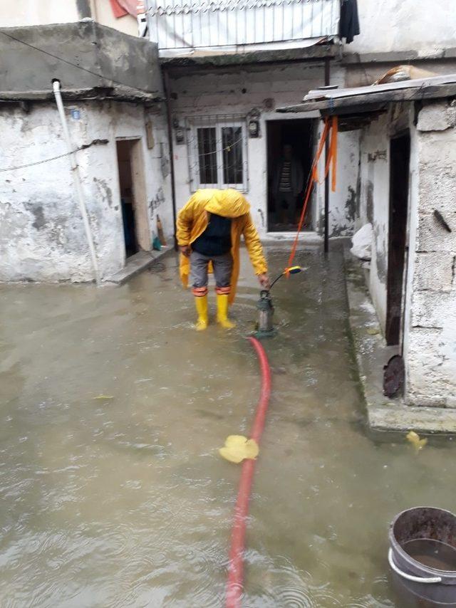 Mersin’de yağmur suları tahliye ediliyor, su kanalları ıslah ediliyor