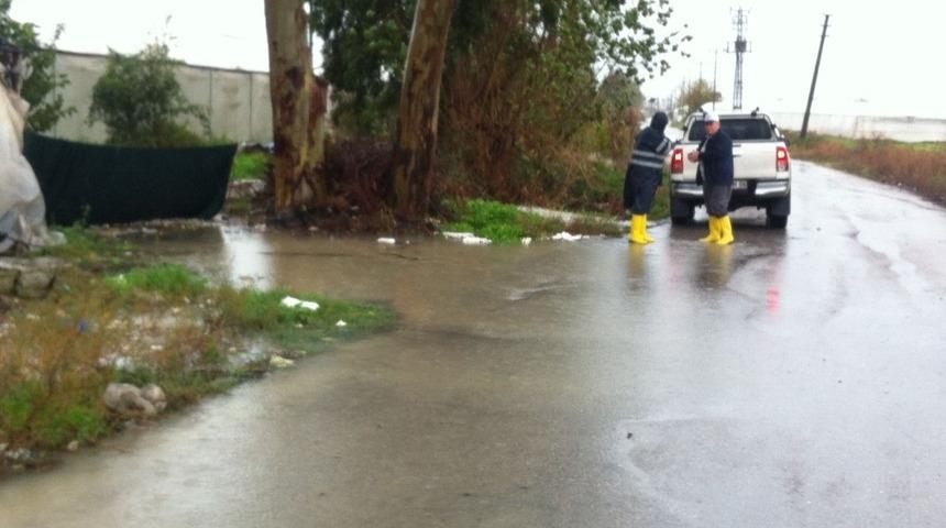 Mersin&rsquo;de yağmur suları tahliye ediliyor, su kanalları ıslah ediliyor