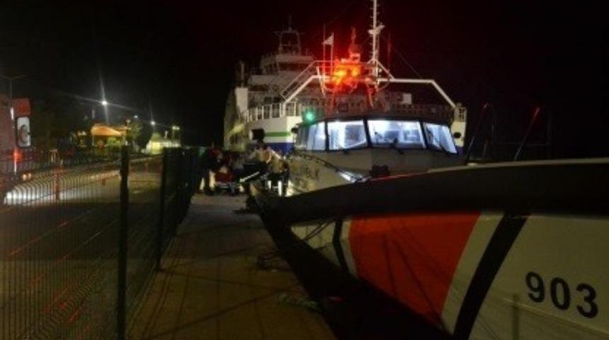 G&ouml;k&ccedil;eada&rsquo;da bir hastanın tıbbi tahliyesi Sahil G&uuml;venlik Botuyla yapıldı