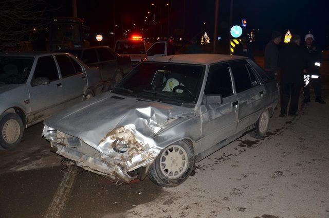 Otomobille çarpışan traktör devrildi: 1 yaralı