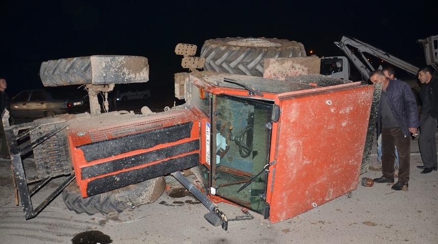 Otomobille çarpışan traktör devrildi: 1 yaralı