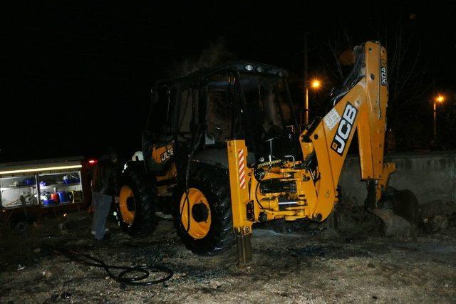 Park halindeki iş makinesi alev alev yandı