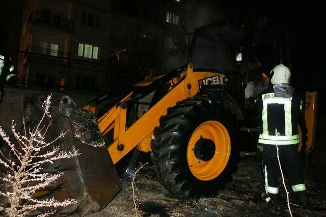 Park halindeki iş makinesi alev alev yandı