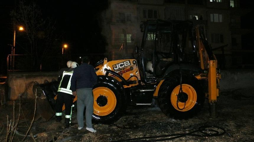 Park halindeki iş makinesi alev alev yandı