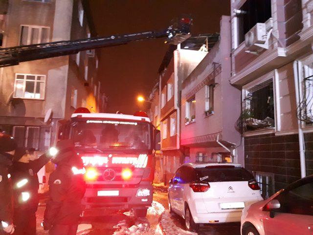 Bayrampaşa'da 4 katlı binada yangın: 3'ü ağır, 7 yaralı