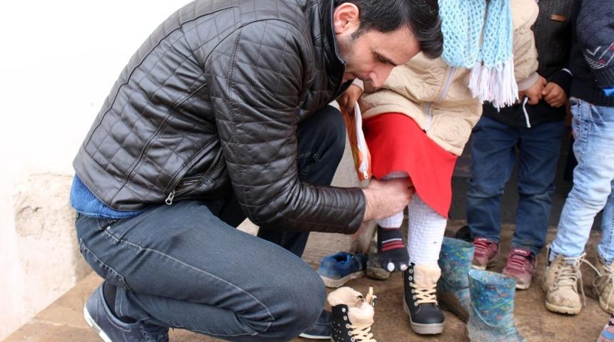 Ağrı&rsquo;da k&ouml;ydeki minik &ouml;ğrencilere &lsquo;sıcak&rsquo; yardım