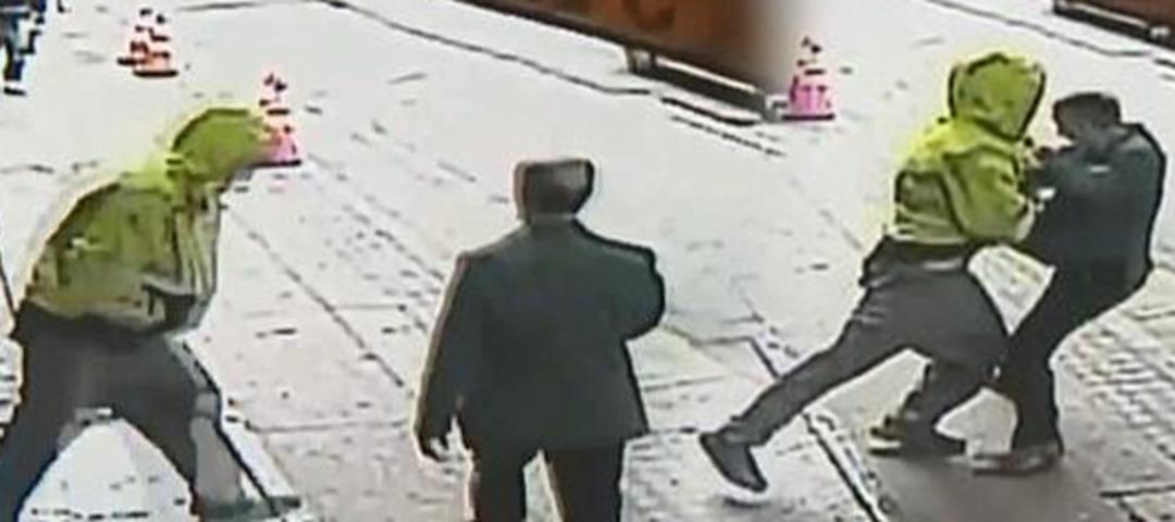 Dehşet anlar! &Uuml;zerine koşup bir anda saldırmaya başladı!