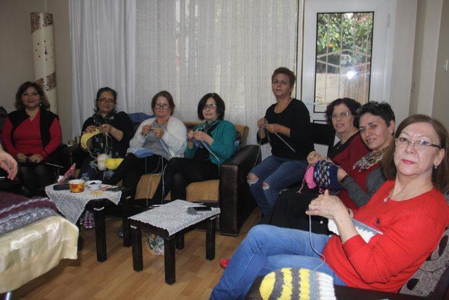  İzmirli teyzeler  &ouml;rd&uuml;kleriyle y&uuml;rekleri ısıtıyor 3