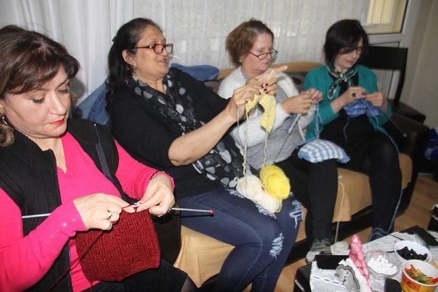  İzmirli teyzeler  &ouml;rd&uuml;kleriyle y&uuml;rekleri ısıtıyor 4