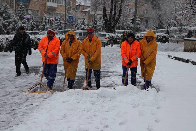 Nevşehir Belediyesi karla mücadelesine devam ediyor