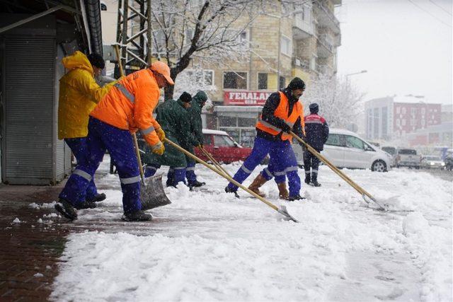 Nevşehir Belediyesi karla mücadelesine devam ediyor