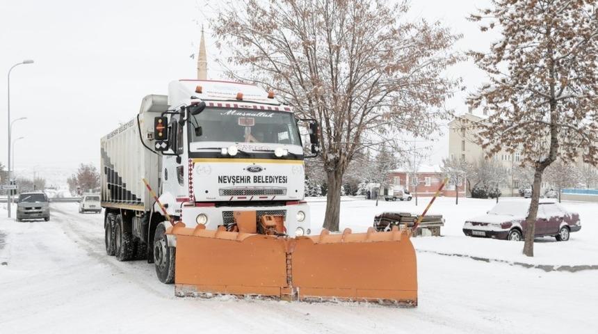 Nevşehir Belediyesi karla m&uuml;cadelesine devam ediyor