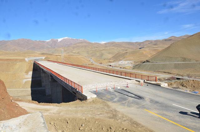 Yüksekova'da baraj altında kalacak 5 köy için yeni yol ve tünelde sona gelindi