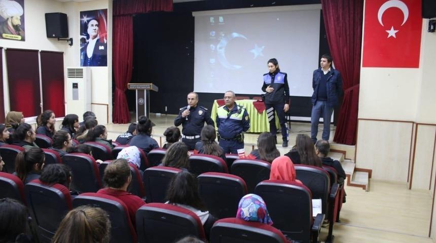 Manavgat Emniyeti &Ouml;ğrencileri bilgilendirdi