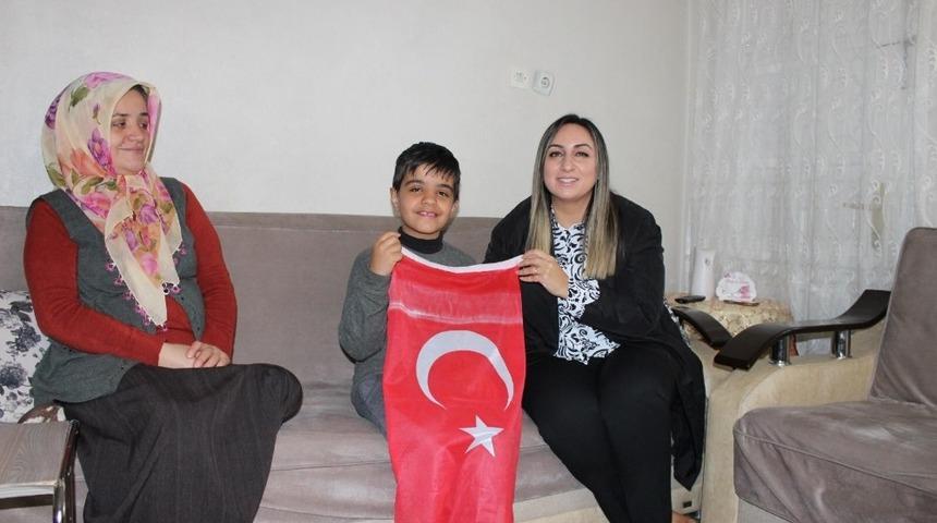 Pekmez yaşlı ve engellileri evinde ziyaret etti