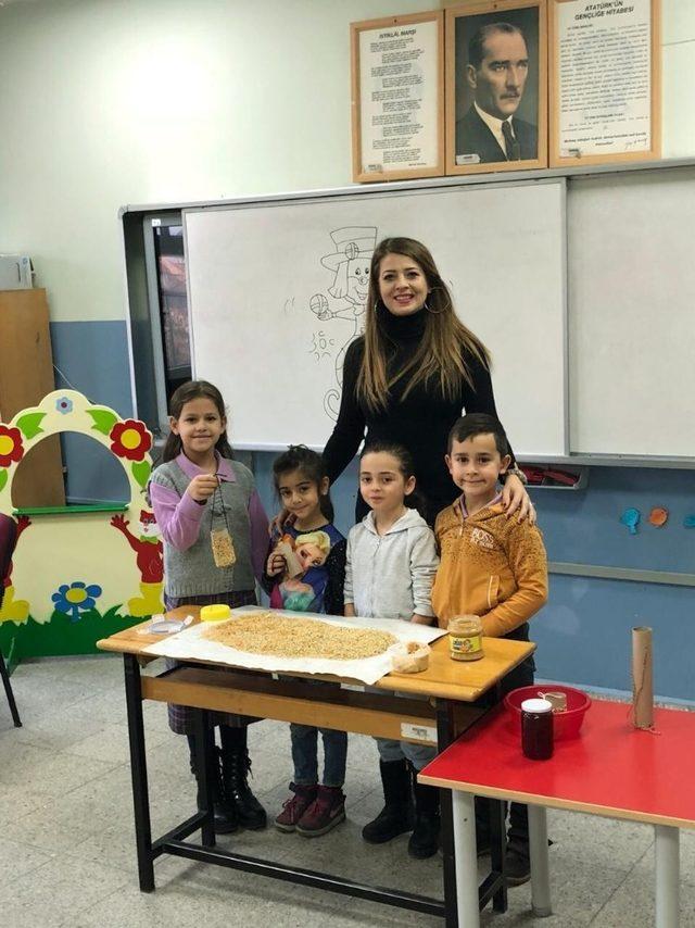 Öğrencilerden kuşlara yem