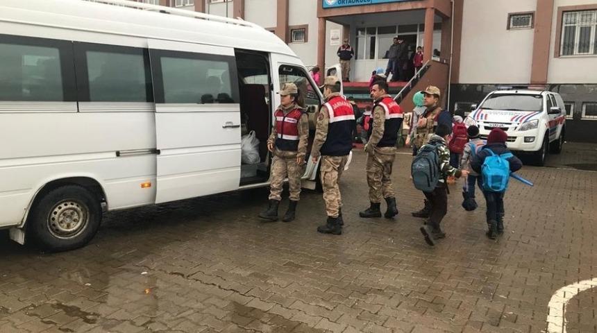 Jandarmadan okul &ouml;nlerinde denetim