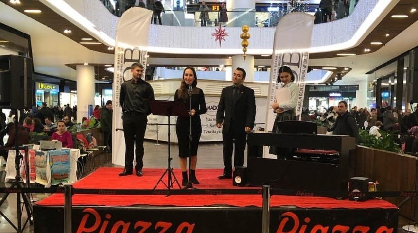 AVM&rsquo;de piyano eşliğinde şan dinletisi