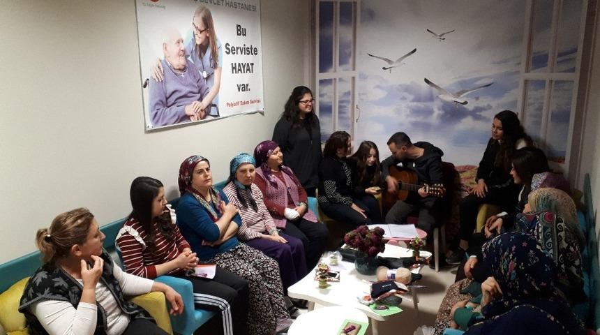 Palyatif hasta ve hasta yakınlarına &ouml;ğrencilerden m&uuml;zikli moral