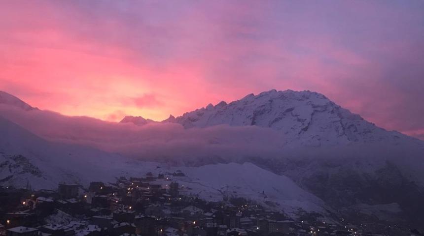 S&uuml;mb&uuml;l Dağı&rsquo;ndan kenti aydınlatan ilk ışıklar