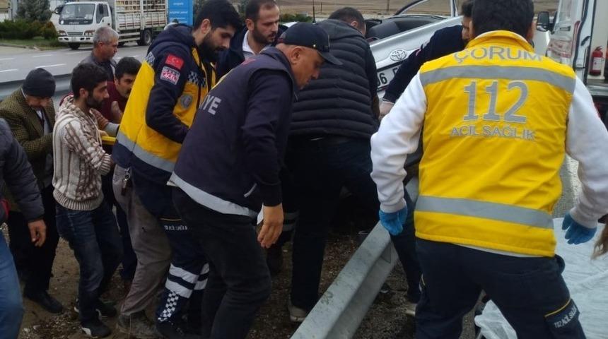 Bariyerlere &ccedil;arpan otomobil takla attı: 4 yaralı