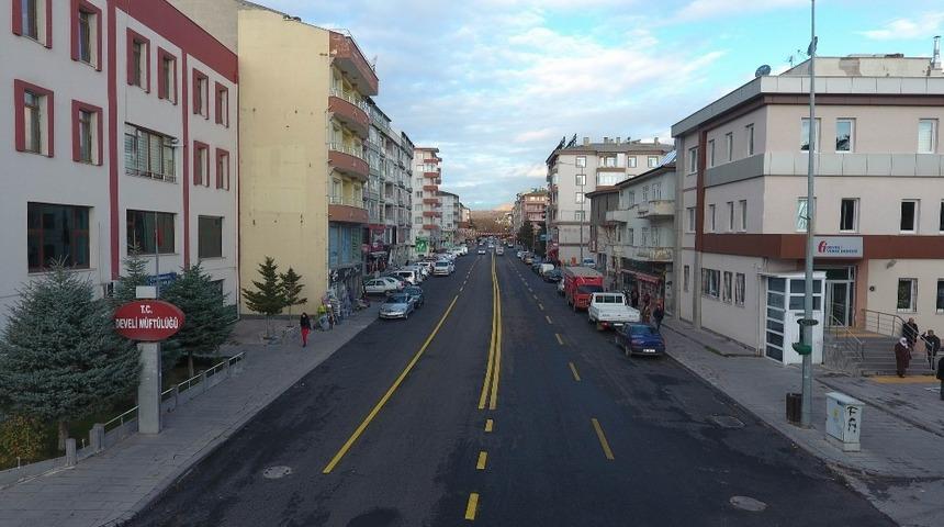 Develi&rsquo;de ana caddelerde sıcak asfalt &ccedil;alışmaları tamamlandı