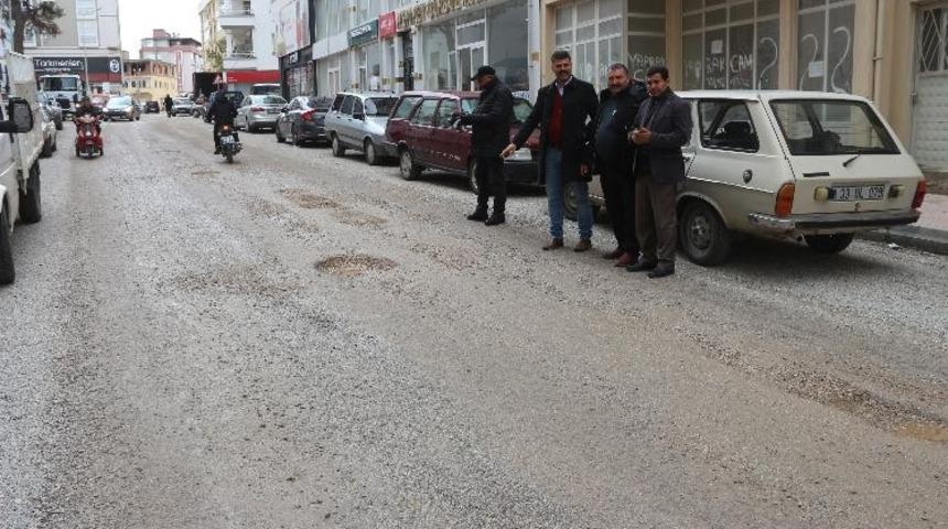 Mahalleli yollarına asfalt istiyor