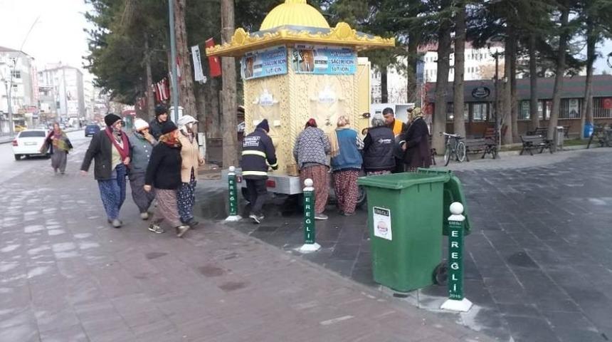 Ereğli Belediyesinden vatandaşlara s&uuml;t ikramı