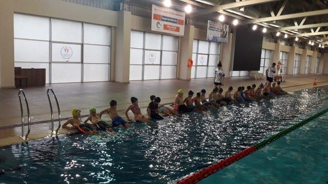 Erzurum’da ilkokul öğrencilerine ücretsiz yüzme kursu