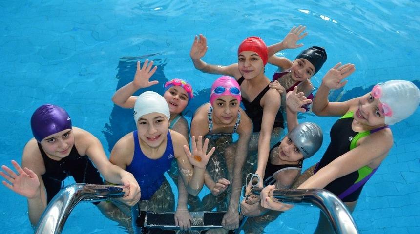 Erzurum&rsquo;da ilkokul &ouml;ğrencilerine &uuml;cretsiz y&uuml;zme kursu