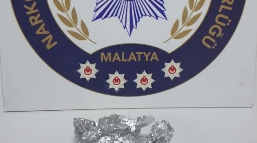 Polisten ka&ccedil;an s&uuml;r&uuml;c&uuml;n&uuml;n aracında uyuşturucu bulundu