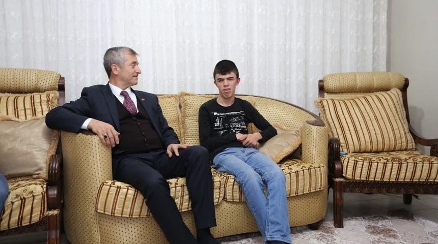 Başkan Tahmazoğlu, G&ouml;rme Engelli G&ouml;ktuğ&rsquo;u evinde ziyaret etti