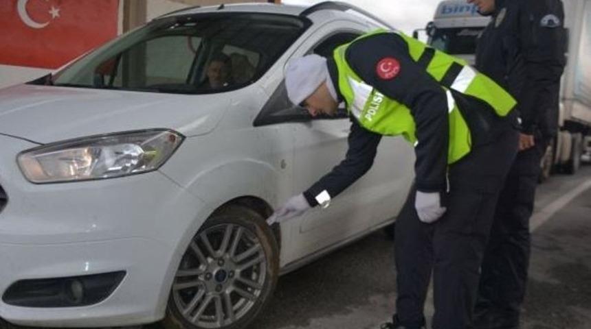 Tatvan&rsquo;da kış lastiği uygulaması yapıldı