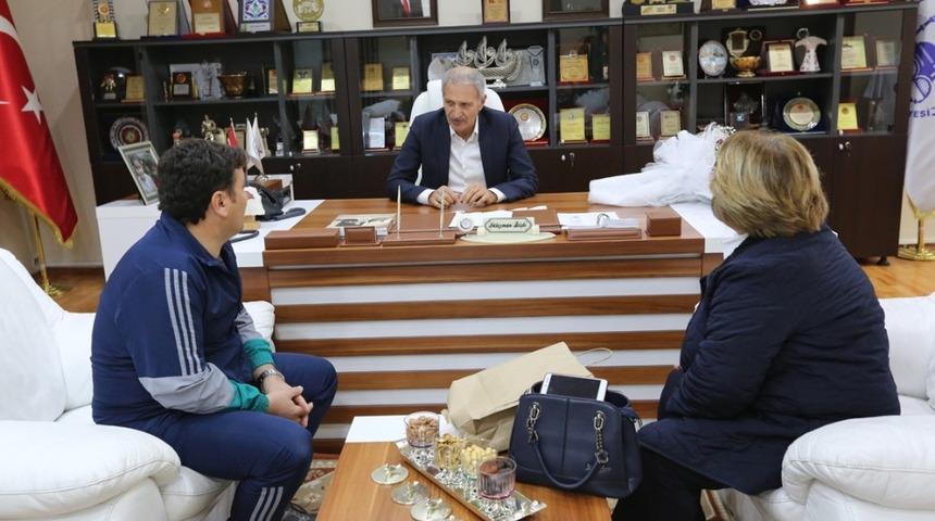 Başkan Dişli G&uuml;neşler Lisesi&rsquo;ni makamında ağırladı