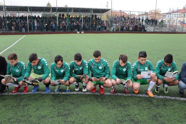 Karaman’da maç öncesi futbolcular kitap okudu