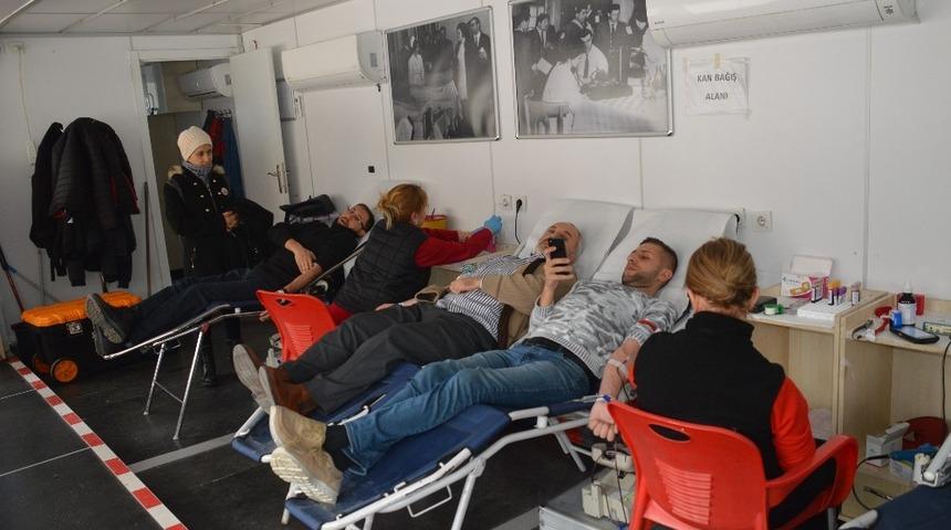 İHH&rsquo;dan Kızılay&rsquo;a kan bağışı