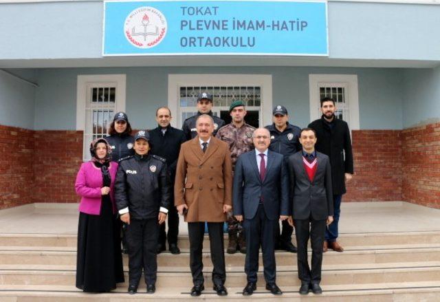 Polis ağabeylerinin sayesinde ayakları üşümeyecek