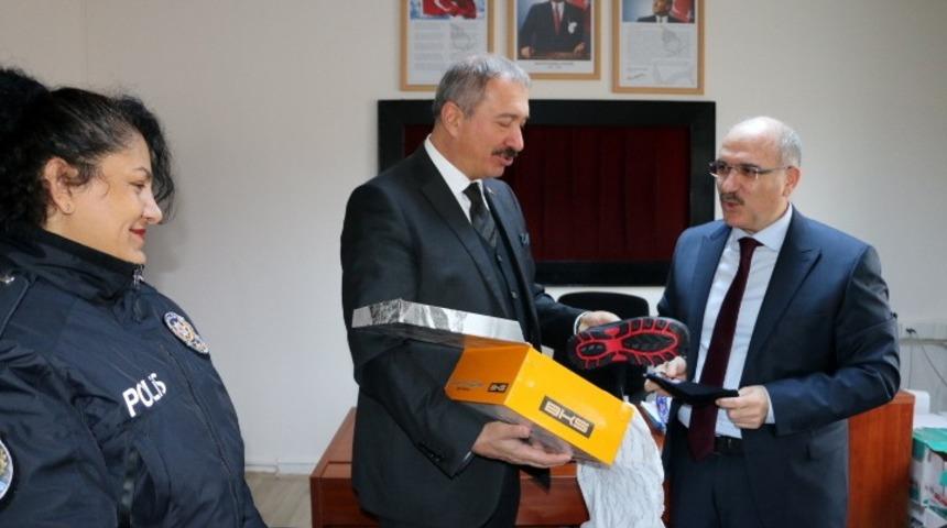 Polis ağabeylerinin sayesinde ayakları &uuml;ş&uuml;meyecek