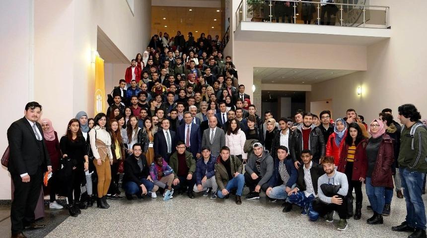 Rekt&ouml;r Kızılay, yabancı &ouml;ğrencilerle buluştu