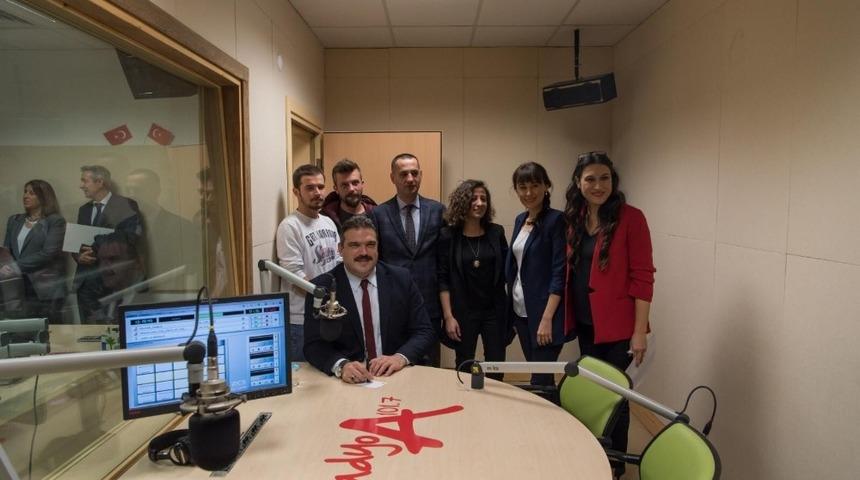 Anadolu &Uuml;niversitesi Rekt&ouml;r&uuml; &Ccedil;omaklı, Radyo A&rsquo;nın konuğu oldu